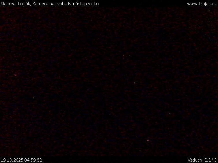Skiareál Troják - Kamera na svahu B, nástup vleku - 19.10.2025 v 04:59 Skiareál Troják - Kamera na svahu B, nástup vleku - 19.10.2025 v 04:59