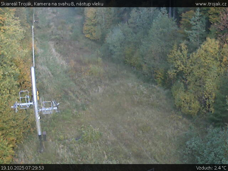 Skiareál Troják - Kamera na svahu B, nástup vleku - 19.10.2025 v 07:29 Skiareál Troják - Kamera na svahu B, nástup vleku - 19.10.2025 v 07:29