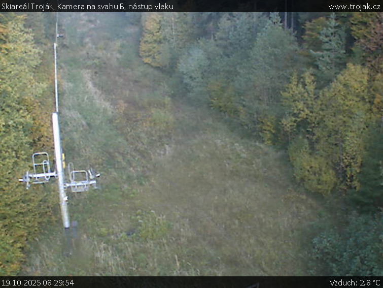 Skiareál Troják - Kamera na svahu B, nástup vleku - 19.10.2025 v 08:29 Skiareál Troják - Kamera na svahu B, nástup vleku - 19.10.2025 v 08:29