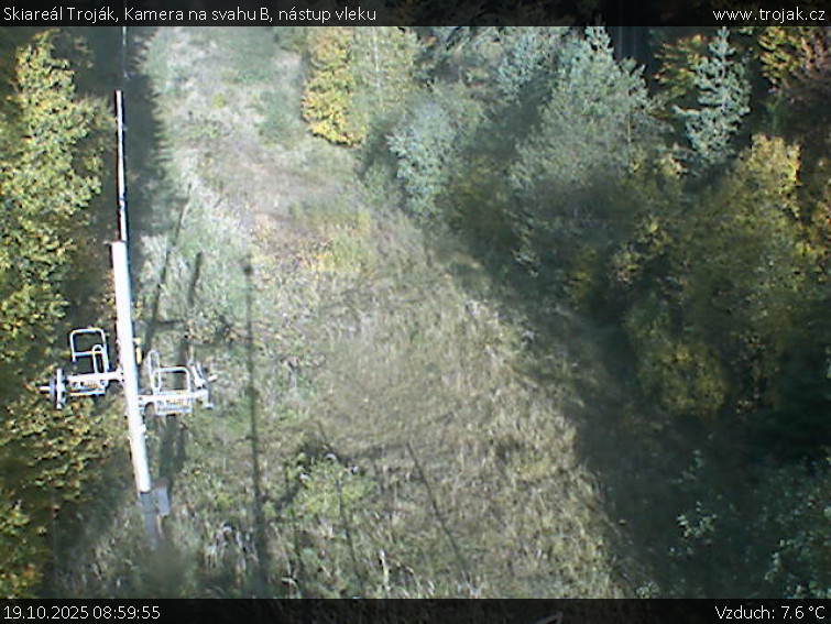 Skiareál Troják - Kamera na svahu B, nástup vleku - 19.10.2025 v 08:59 Skiareál Troják - Kamera na svahu B, nástup vleku - 19.10.2025 v 08:59