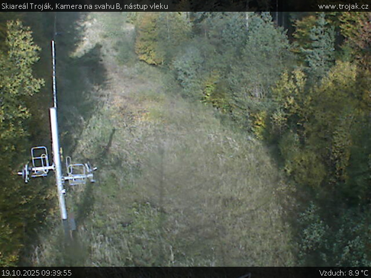 Skiareál Troják - Kamera na svahu B, nástup vleku - 19.10.2025 v 09:39 Skiareál Troják - Kamera na svahu B, nástup vleku - 19.10.2025 v 09:39