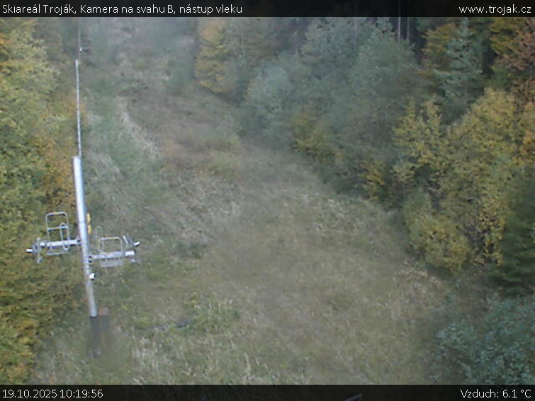 Skiareál Troják - Kamera na svahu B, nástup vleku - 19.10.2025 v 10:19 Skiareál Troják - Kamera na svahu B, nástup vleku - 19.10.2025 v 10:19