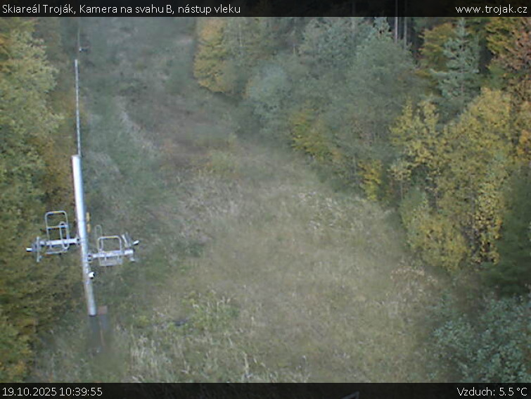 Skiareál Troják - Kamera na svahu B, nástup vleku - 19.10.2025 v 10:39 Skiareál Troják - Kamera na svahu B, nástup vleku - 19.10.2025 v 10:39