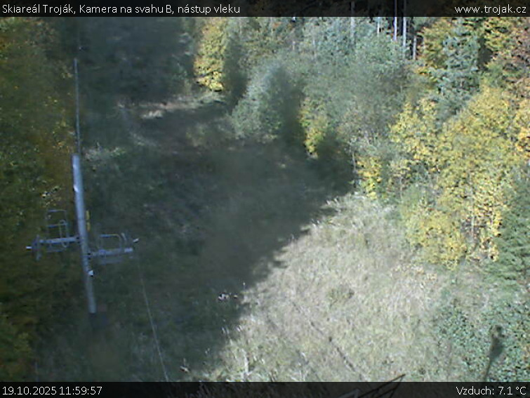 Skiareál Troják - Kamera na svahu B, nástup vleku - 19.10.2025 v 11:59 Skiareál Troják - Kamera na svahu B, nástup vleku - 19.10.2025 v 11:59