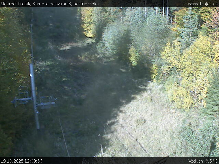 Skiareál Troják - Kamera na svahu B, nástup vleku - 19.10.2025 v 12:09 Skiareál Troják - Kamera na svahu B, nástup vleku - 19.10.2025 v 12:09