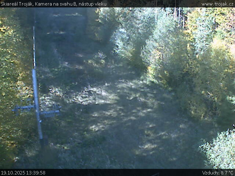 Skiareál Troják - Kamera na svahu B, nástup vleku - 19.10.2025 v 13:39 Skiareál Troják - Kamera na svahu B, nástup vleku - 19.10.2025 v 13:39