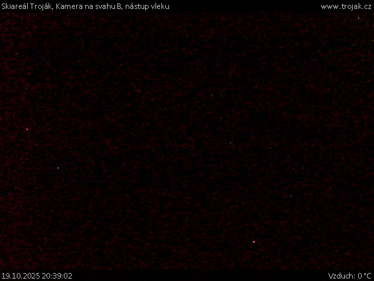 Skiareál Troják - Kamera na svahu B, nástup vleku - 19.10.2025 v 20:39 Skiareál Troják - Kamera na svahu B, nástup vleku - 19.10.2025 v 20:39
