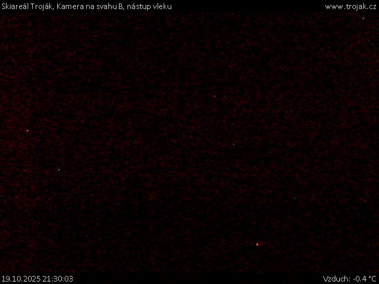 Skiareál Troják - Kamera na svahu B, nástup vleku - 19.10.2025 v 21:30 Skiareál Troják - Kamera na svahu B, nástup vleku - 19.10.2025 v 21:30