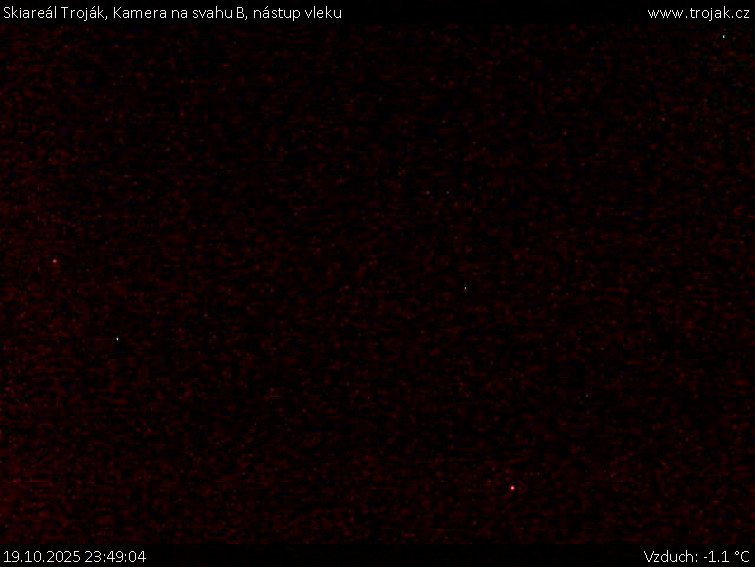Skiareál Troják - Kamera na svahu B, nástup vleku - 19.10.2025 v 23:49 Skiareál Troják - Kamera na svahu B, nástup vleku - 19.10.2025 v 23:49