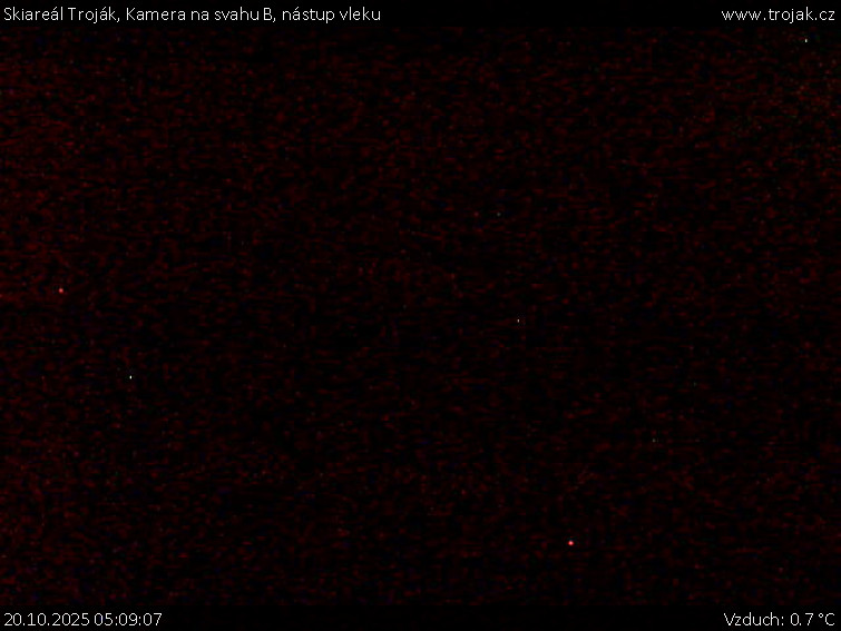 Skiareál Troják - Kamera na svahu B, nástup vleku - 20.10.2025 v 05:09 Skiareál Troják - Kamera na svahu B, nástup vleku - 20.10.2025 v 05:09
