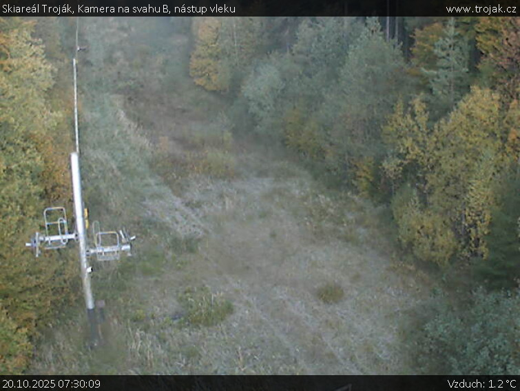 Skiareál Troják - Kamera na svahu B, nástup vleku - 20.10.2025 v 07:30 Skiareál Troják - Kamera na svahu B, nástup vleku - 20.10.2025 v 07:30
