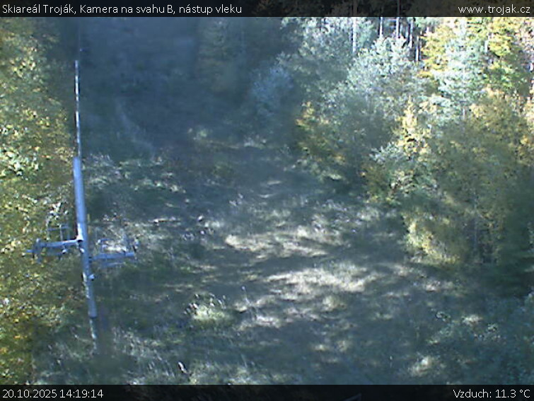 Skiareál Troják - Kamera na svahu B, nástup vleku - 20.10.2025 v 14:19 Skiareál Troják - Kamera na svahu B, nástup vleku - 20.10.2025 v 14:19