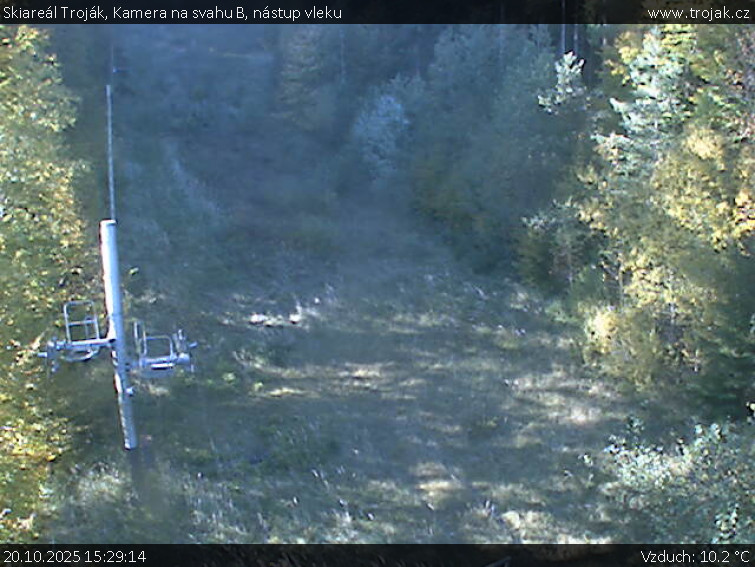 Skiareál Troják - Kamera na svahu B, nástup vleku - 20.10.2025 v 15:29 Skiareál Troják - Kamera na svahu B, nástup vleku - 20.10.2025 v 15:29