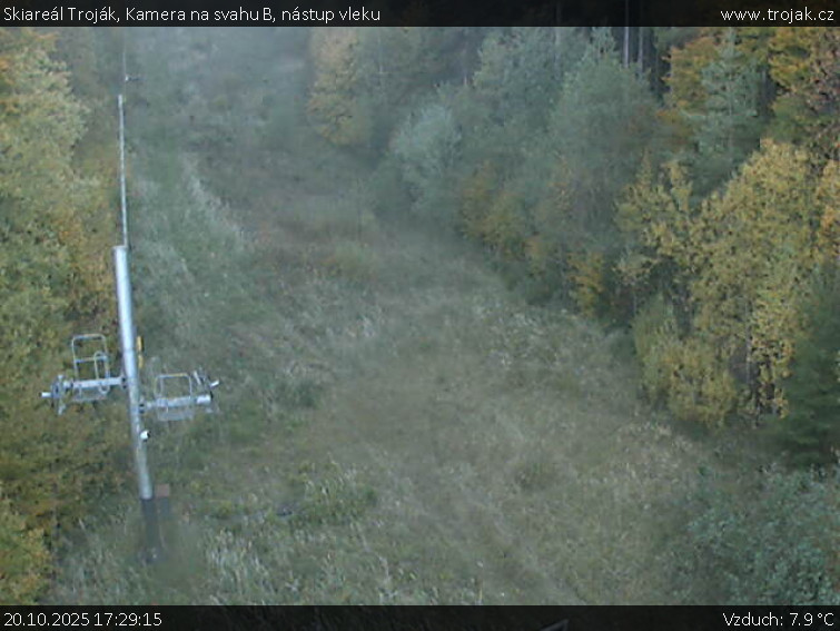 Skiareál Troják - Kamera na svahu B, nástup vleku - 20.10.2025 v 17:29 Skiareál Troják - Kamera na svahu B, nástup vleku - 20.10.2025 v 17:29