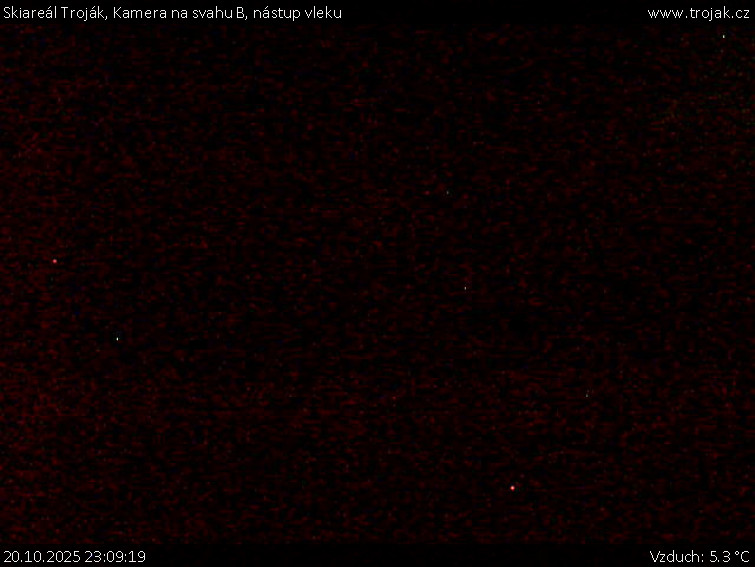Skiareál Troják - Kamera na svahu B, nástup vleku - 20.10.2025 v 23:09 Skiareál Troják - Kamera na svahu B, nástup vleku - 20.10.2025 v 23:09