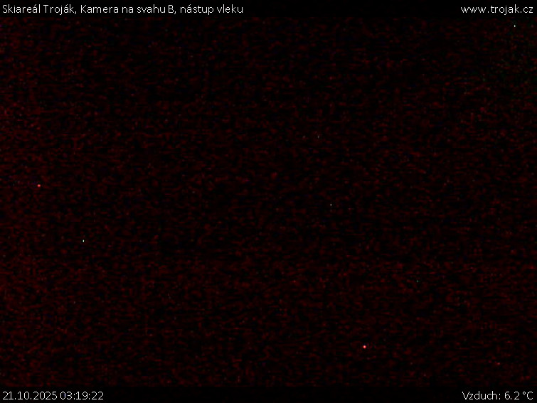 Skiareál Troják - Kamera na svahu B, nástup vleku - 21.10.2025 v 03:19 Skiareál Troják - Kamera na svahu B, nástup vleku - 21.10.2025 v 03:19