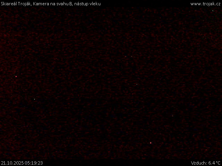 Skiareál Troják - Kamera na svahu B, nástup vleku - 21.10.2025 v 05:19 Skiareál Troják - Kamera na svahu B, nástup vleku - 21.10.2025 v 05:19