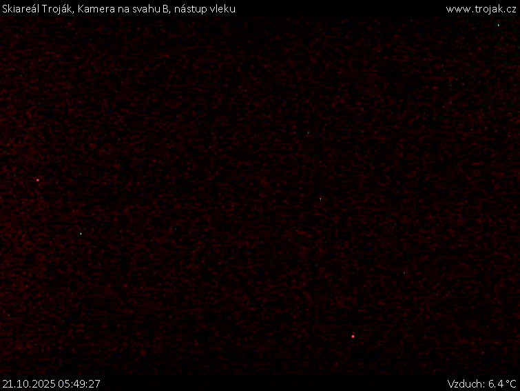 Skiareál Troják - Kamera na svahu B, nástup vleku - 21.10.2025 v 05:49 Skiareál Troják - Kamera na svahu B, nástup vleku - 21.10.2025 v 05:49