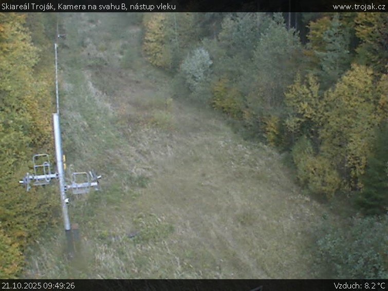 Skiareál Troják - Kamera na svahu B, nástup vleku - 21.10.2025 v 09:49 Skiareál Troják - Kamera na svahu B, nástup vleku - 21.10.2025 v 09:49