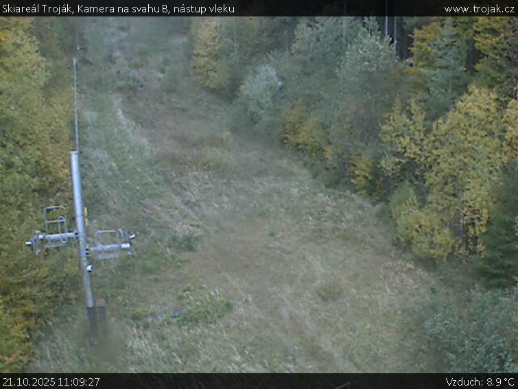 Skiareál Troják - Kamera na svahu B, nástup vleku - 21.10.2025 v 11:09 Skiareál Troják - Kamera na svahu B, nástup vleku - 21.10.2025 v 11:09
