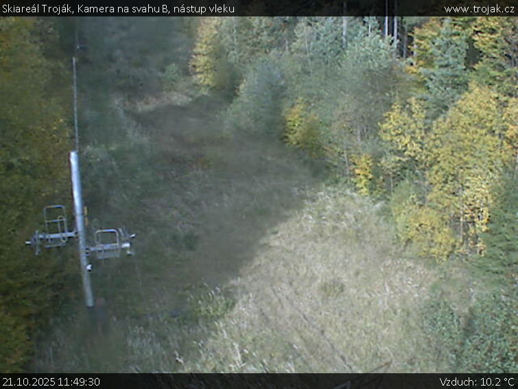 Skiareál Troják - Kamera na svahu B, nástup vleku - 21.10.2025 v 11:49 Skiareál Troják - Kamera na svahu B, nástup vleku - 21.10.2025 v 11:49