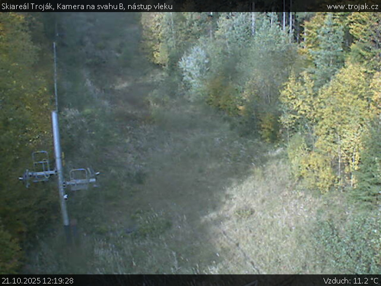 Skiareál Troják - Kamera na svahu B, nástup vleku - 21.10.2025 v 12:19 Skiareál Troják - Kamera na svahu B, nástup vleku - 21.10.2025 v 12:19