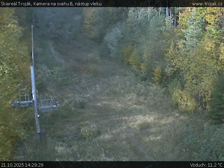 Skiareál Troják - Kamera na svahu B, nástup vleku - 21.10.2025 v 14:29 Skiareál Troják - Kamera na svahu B, nástup vleku - 21.10.2025 v 14:29