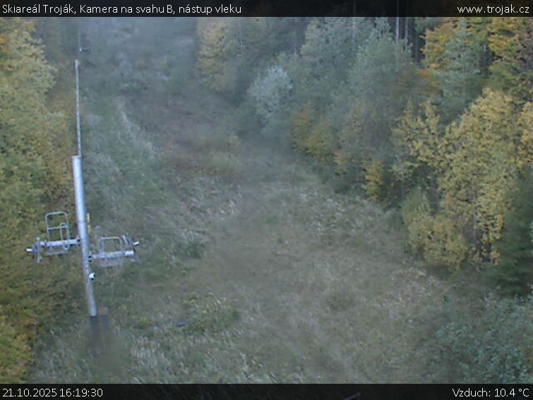 Skiareál Troják - Kamera na svahu B, nástup vleku - 21.10.2025 v 16:19 Skiareál Troják - Kamera na svahu B, nástup vleku - 21.10.2025 v 16:19