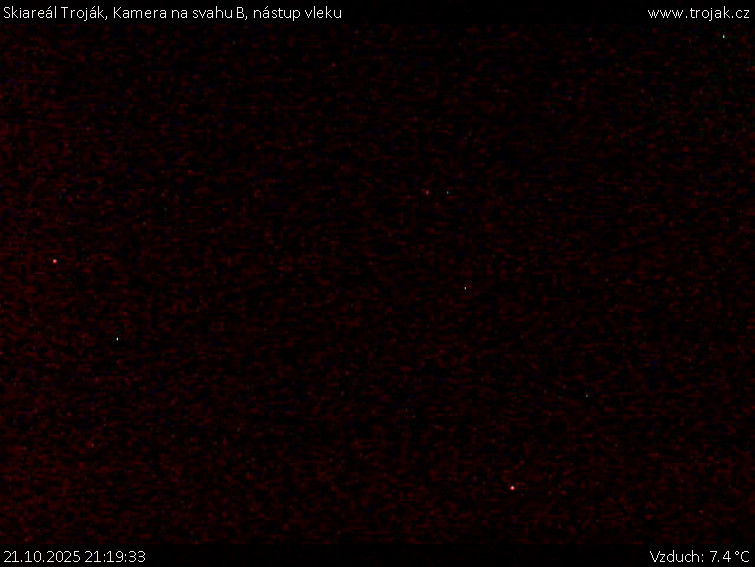 Skiareál Troják - Kamera na svahu B, nástup vleku - 21.10.2025 v 21:19 Skiareál Troják - Kamera na svahu B, nástup vleku - 21.10.2025 v 21:19
