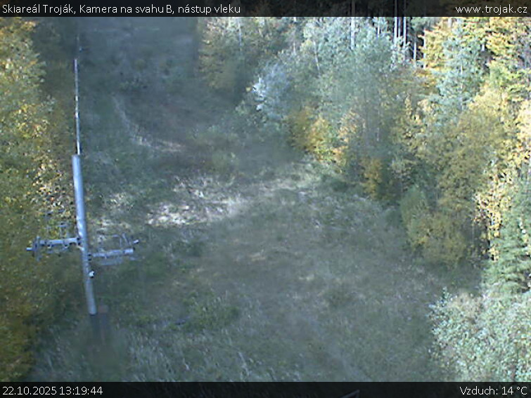 Skiareál Troják - Kamera na svahu B, nástup vleku - 22.10.2025 v 13:19 Skiareál Troják - Kamera na svahu B, nástup vleku - 22.10.2025 v 13:19