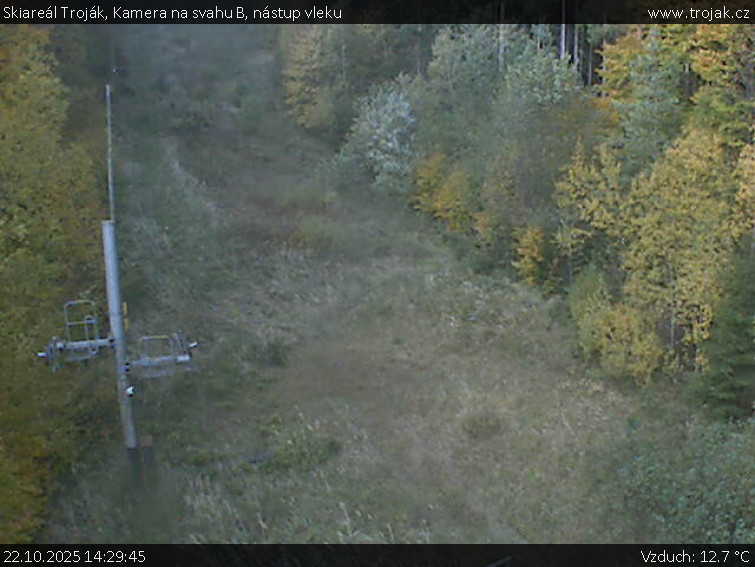 Skiareál Troják - Kamera na svahu B, nástup vleku - 22.10.2025 v 14:29 Skiareál Troják - Kamera na svahu B, nástup vleku - 22.10.2025 v 14:29