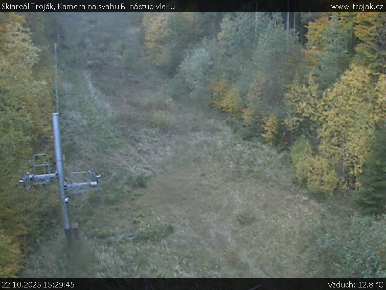 Skiareál Troják - Kamera na svahu B, nástup vleku - 22.10.2025 v 15:29 Skiareál Troják - Kamera na svahu B, nástup vleku - 22.10.2025 v 15:29