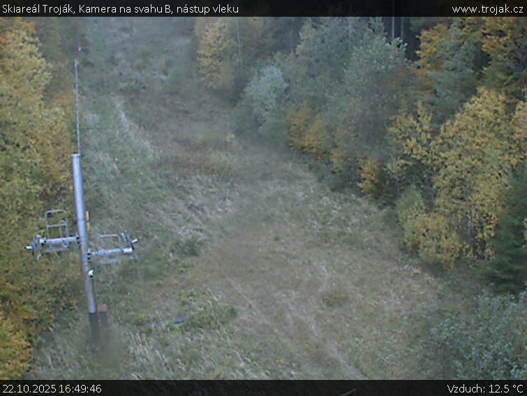 Skiareál Troják - Kamera na svahu B, nástup vleku - 22.10.2025 v 16:49 Skiareál Troják - Kamera na svahu B, nástup vleku - 22.10.2025 v 16:49
