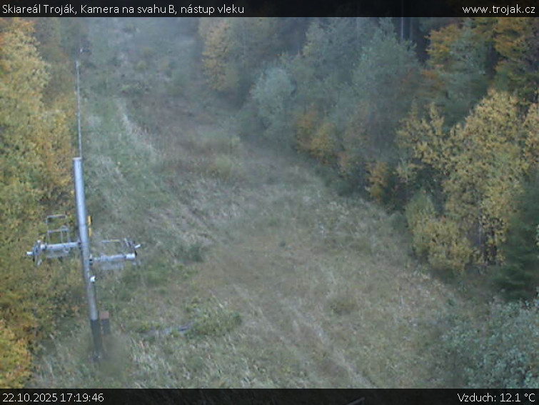 Skiareál Troják - Kamera na svahu B, nástup vleku - 22.10.2025 v 17:19 Skiareál Troják - Kamera na svahu B, nástup vleku - 22.10.2025 v 17:19