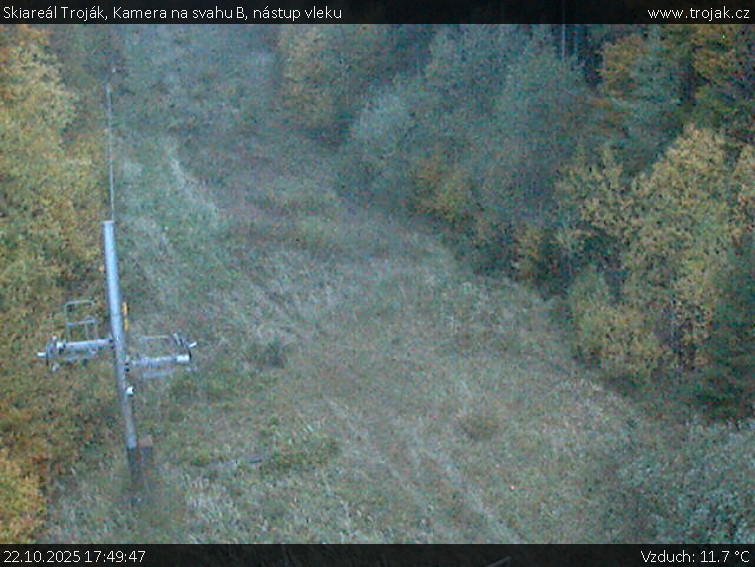 Skiareál Troják - Kamera na svahu B, nástup vleku - 22.10.2025 v 17:49 Skiareál Troják - Kamera na svahu B, nástup vleku - 22.10.2025 v 17:49