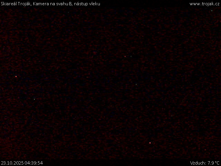 Skiareál Troják - Kamera na svahu B, nástup vleku - 23.10.2025 v 04:39 Skiareál Troják - Kamera na svahu B, nástup vleku - 23.10.2025 v 04:39