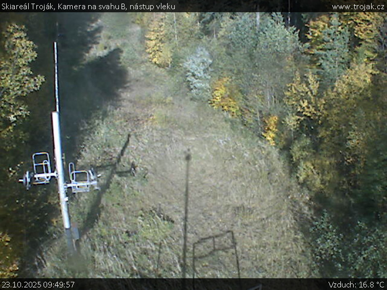 Skiareál Troják - Kamera na svahu B, nástup vleku - 23.10.2025 v 09:49 Skiareál Troják - Kamera na svahu B, nástup vleku - 23.10.2025 v 09:49