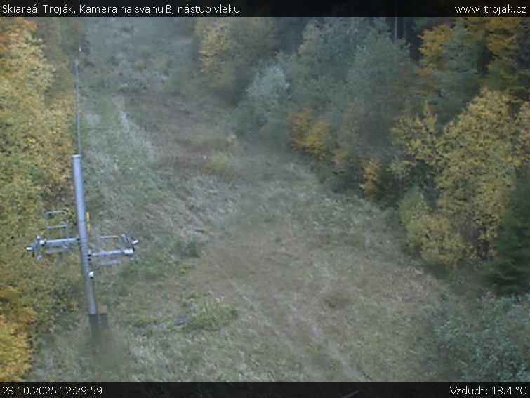 Skiareál Troják - Kamera na svahu B, nástup vleku - 23.10.2025 v 12:29 Skiareál Troják - Kamera na svahu B, nástup vleku - 23.10.2025 v 12:29