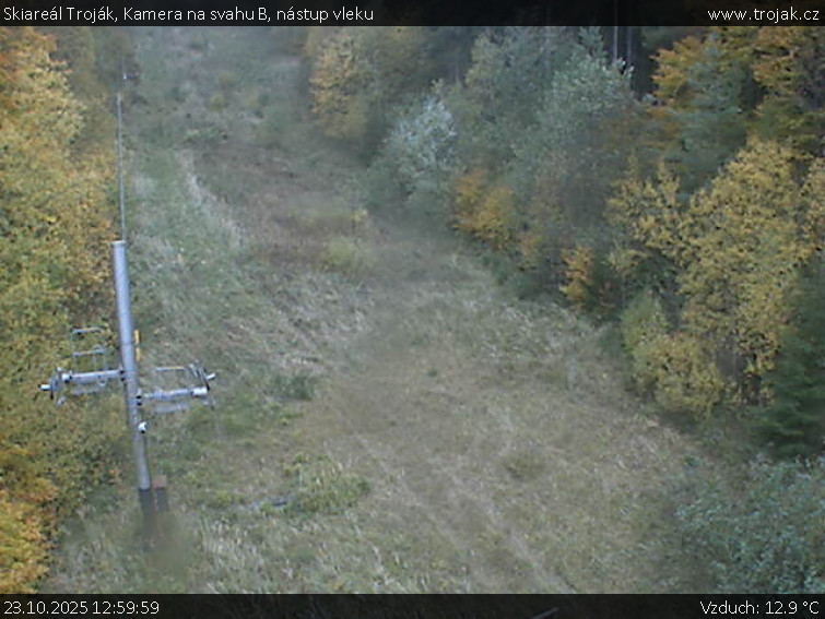 Skiareál Troják - Kamera na svahu B, nástup vleku - 23.10.2025 v 12:59 Skiareál Troják - Kamera na svahu B, nástup vleku - 23.10.2025 v 12:59