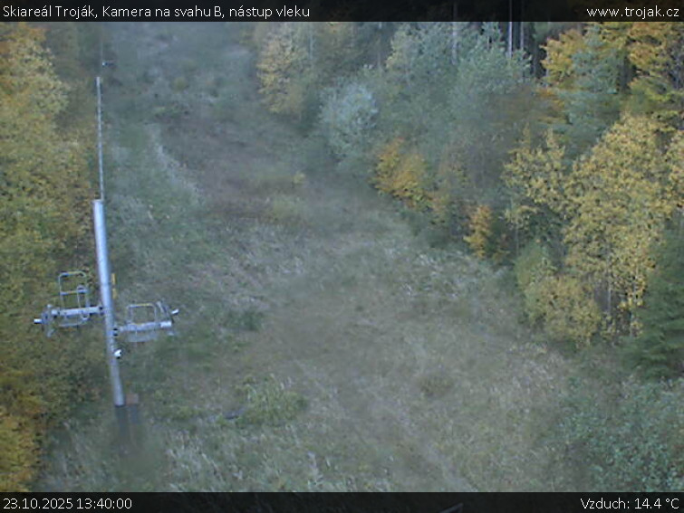 Skiareál Troják - Kamera na svahu B, nástup vleku - 23.10.2025 v 13:40 Skiareál Troják - Kamera na svahu B, nástup vleku - 23.10.2025 v 13:40