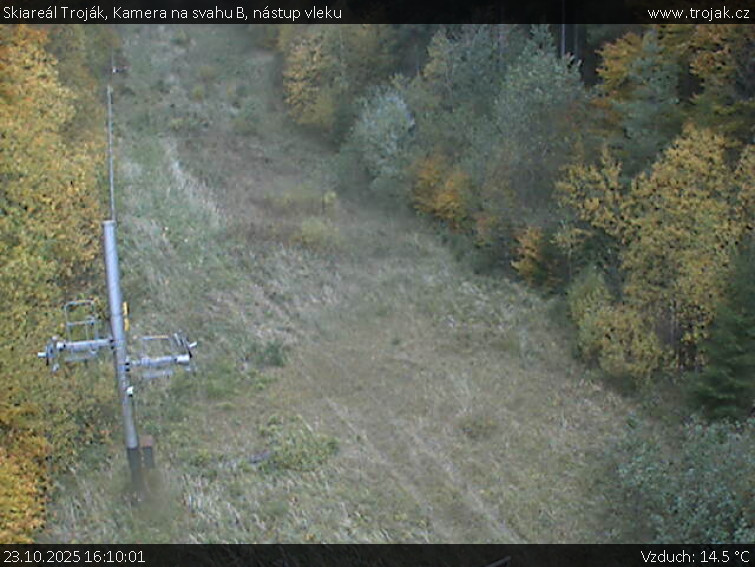 Skiareál Troják - Kamera na svahu B, nástup vleku - 23.10.2025 v 16:10 Skiareál Troják - Kamera na svahu B, nástup vleku - 23.10.2025 v 16:10