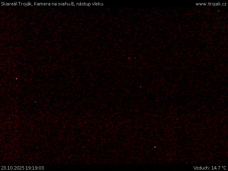 Skiareál Troják - Kamera na svahu B, nástup vleku - 23.10.2025 v 19:19 Skiareál Troják - Kamera na svahu B, nástup vleku - 23.10.2025 v 19:19