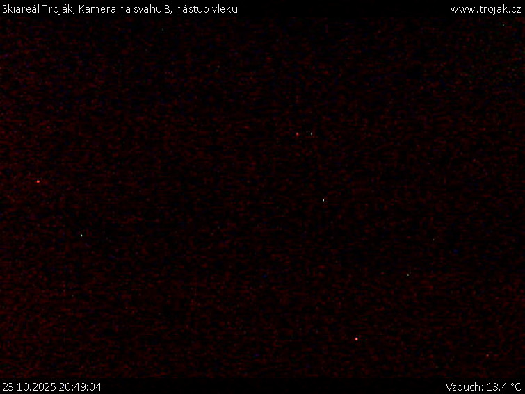 Skiareál Troják - Kamera na svahu B, nástup vleku - 23.10.2025 v 20:49 Skiareál Troják - Kamera na svahu B, nástup vleku - 23.10.2025 v 20:49