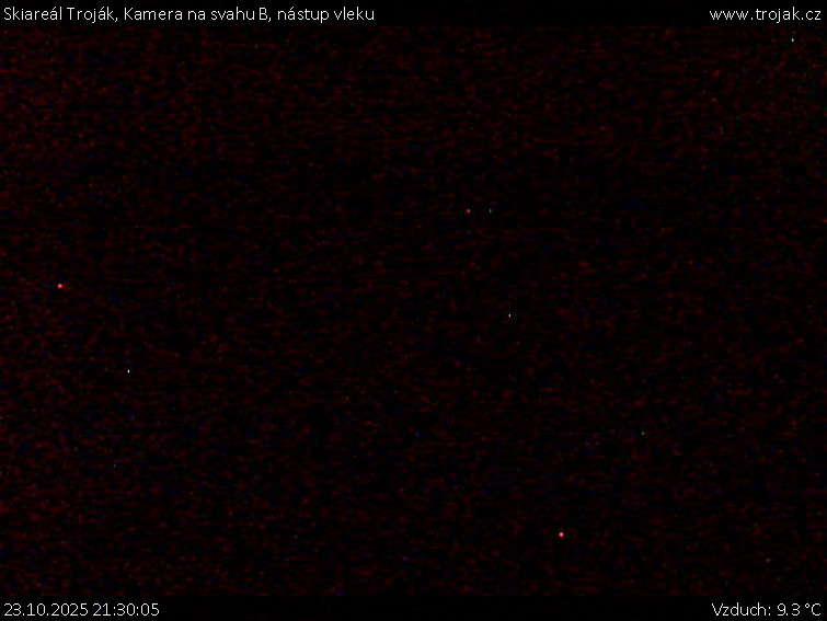 Skiareál Troják - Kamera na svahu B, nástup vleku - 23.10.2025 v 21:30 Skiareál Troják - Kamera na svahu B, nástup vleku - 23.10.2025 v 21:30