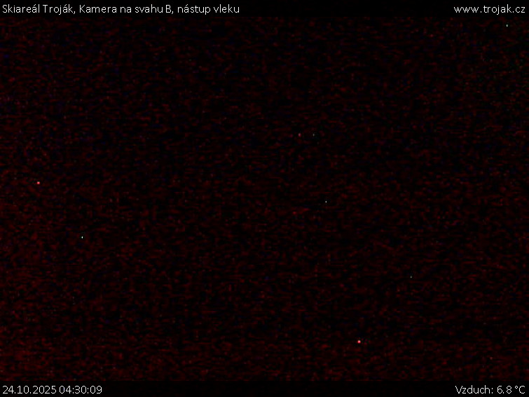 Skiareál Troják - Kamera na svahu B, nástup vleku - 24.10.2025 v 04:30 Skiareál Troják - Kamera na svahu B, nástup vleku - 24.10.2025 v 04:30
