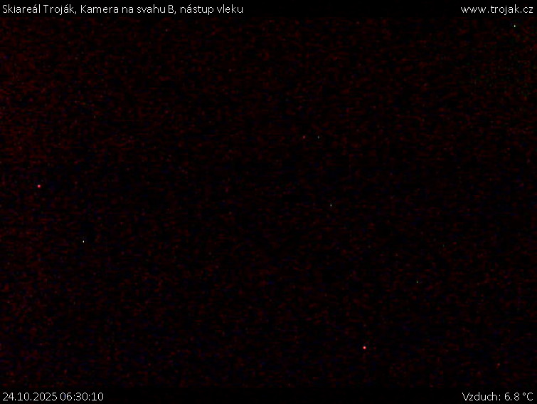 Skiareál Troják - Kamera na svahu B, nástup vleku - 24.10.2025 v 06:30 Skiareál Troják - Kamera na svahu B, nástup vleku - 24.10.2025 v 06:30