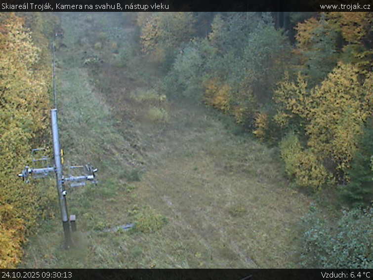 Skiareál Troják - Kamera na svahu B, nástup vleku - 24.10.2025 v 09:30 Skiareál Troják - Kamera na svahu B, nástup vleku - 24.10.2025 v 09:30