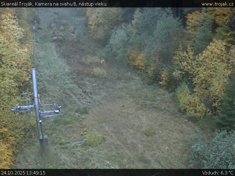Skiareál Troják - Kamera na svahu B, nástup vleku - 24.10.2025 v 13:49 Skiareál Troják - Kamera na svahu B, nástup vleku - 24.10.2025 v 13:49