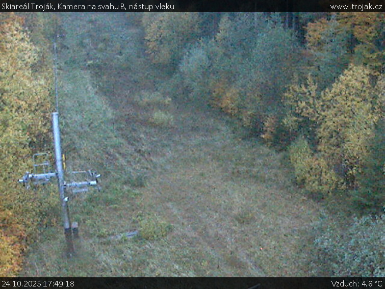 Skiareál Troják - Kamera na svahu B, nástup vleku - 24.10.2025 v 17:49 Skiareál Troják - Kamera na svahu B, nástup vleku - 24.10.2025 v 17:49