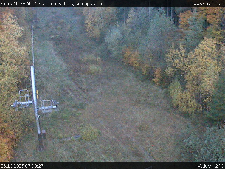 Skiareál Troják - Kamera na svahu B, nástup vleku - 25.10.2025 v 07:09 Skiareál Troják - Kamera na svahu B, nástup vleku - 25.10.2025 v 07:09